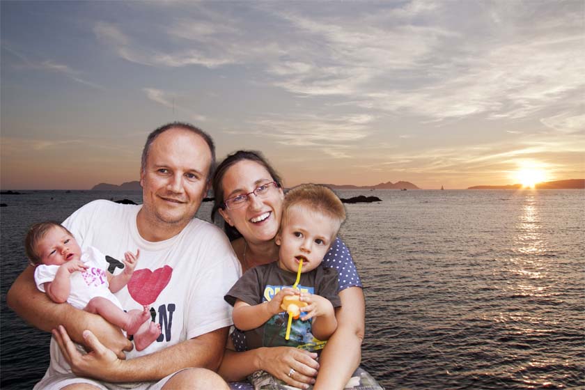 La familia madrileña, con puesta de sol en la ría de vigo