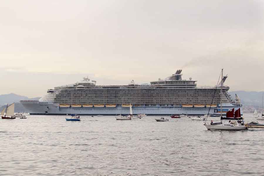 El Oasis of the seas, en la ría de Vigo