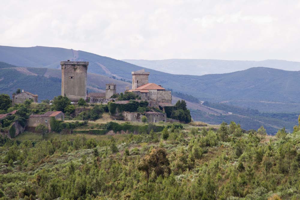 Vista lejana del Castillo de Monterrei