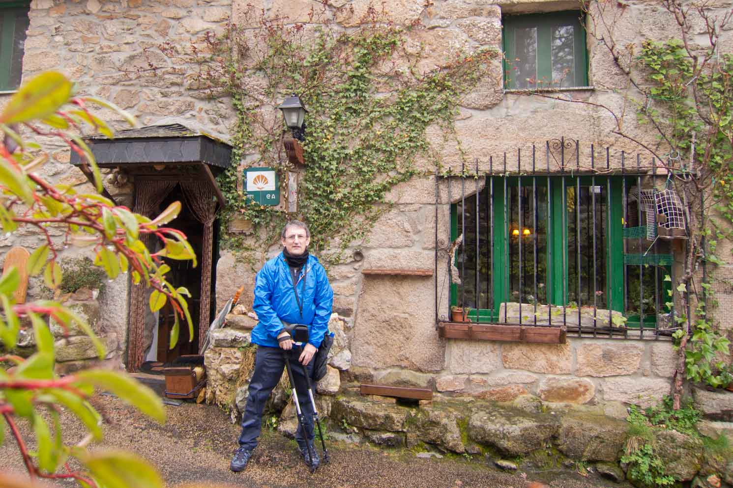 En la puerta principal de la casa rural O Trisquel